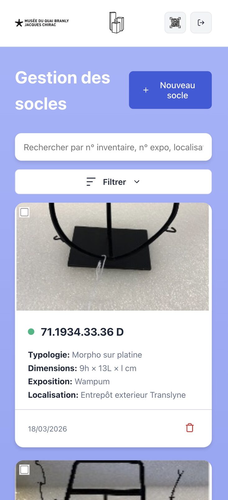 Fiche socle sur mobile — réutilisable en montage.