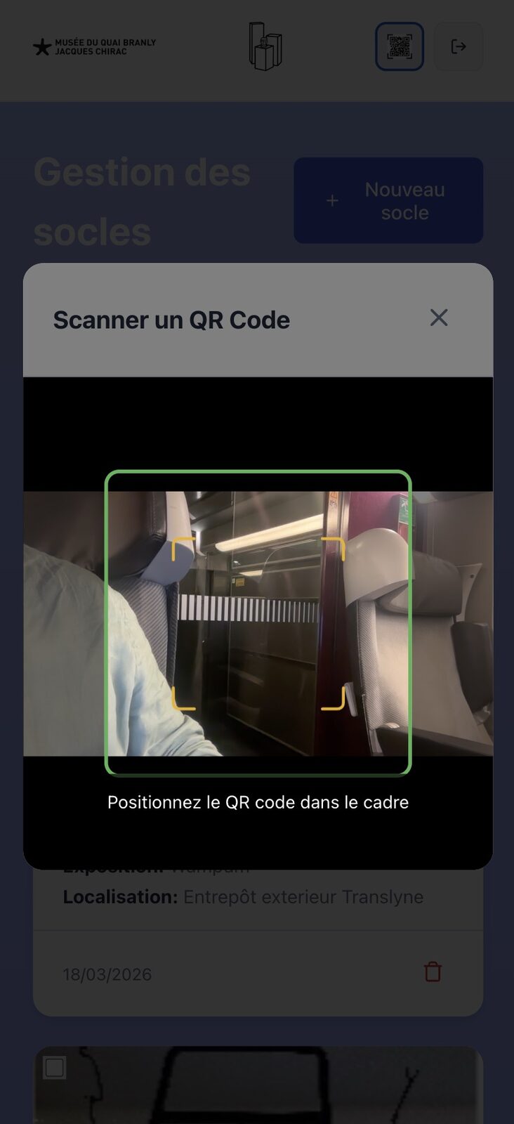 Scan QR en réserve — caméra + cadre, sans app native.