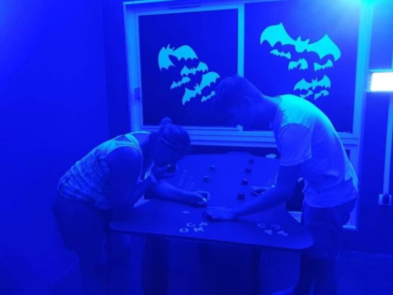 Salle UV — défi sensoriel autour d'un jeu de table